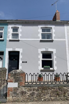 Seasalt Cottage - Modernised traditional cottage, Sleeps 5,short walk to beaches, town, amenities